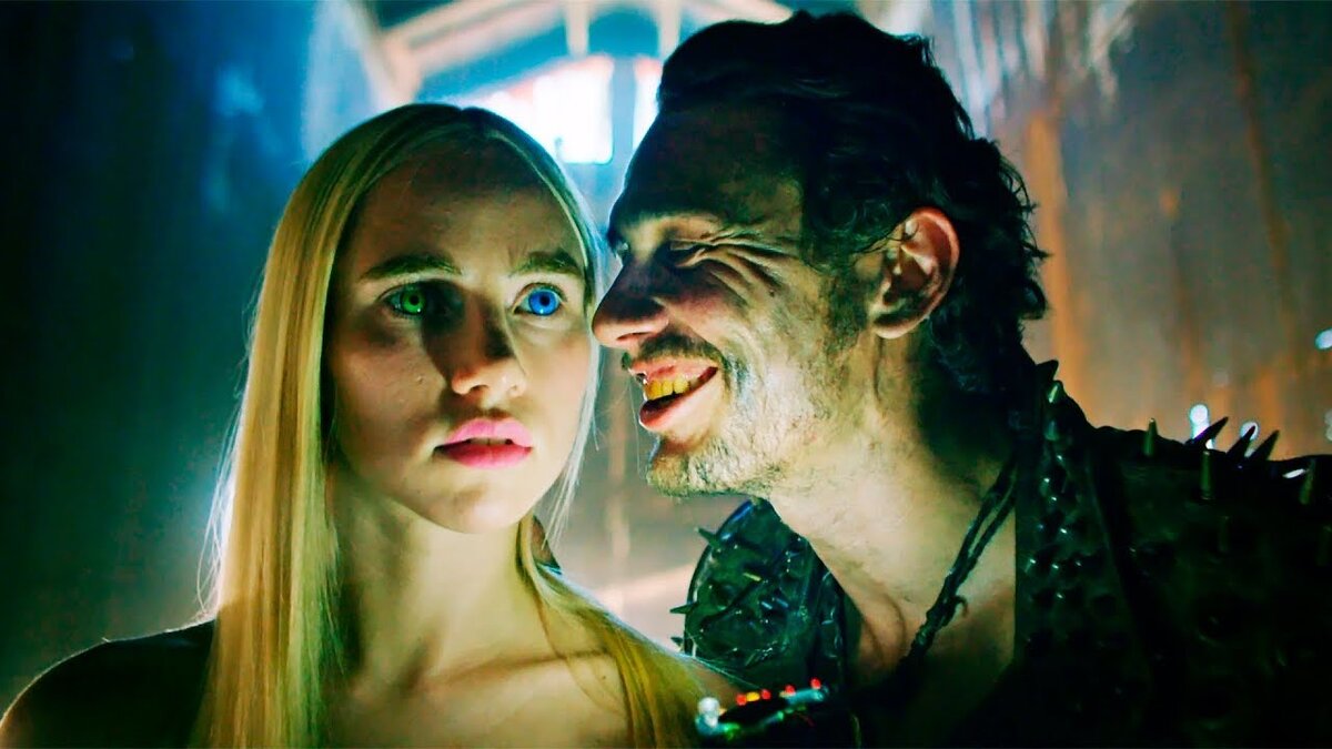 - Твои глаза! Останови это движенье! Ла-ла ла-ла!.. - Джеймс, ну кончай выпендриваться!  Где ты купил для меня эти контактные линзы столетней давности?  - Что значит "купил"?  Вот еще! У нас бюджет далеко не блокбастерный.  Я сам их сделал из пупырышек на цветных пластиковых бутылках. 