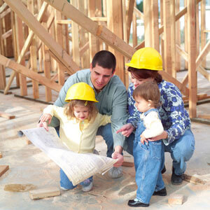 Материнский капитал под строительство дома своими силами выделяется в 2 этапа равнозначными перечислениями: при начале строительства, и спустя полгода. Средства зачисляются на счет одного из родителей. Они могут быть потрачены на приобретение строительных материалов. Квитанции и накладные важно сохранить, поскольку их потребуется предъявить сотрудникам регулирующих структур для отчетности расходов. Чтобы получить оставшиеся деньги, нужно предоставить доказательства начала согласованных строительных работ.