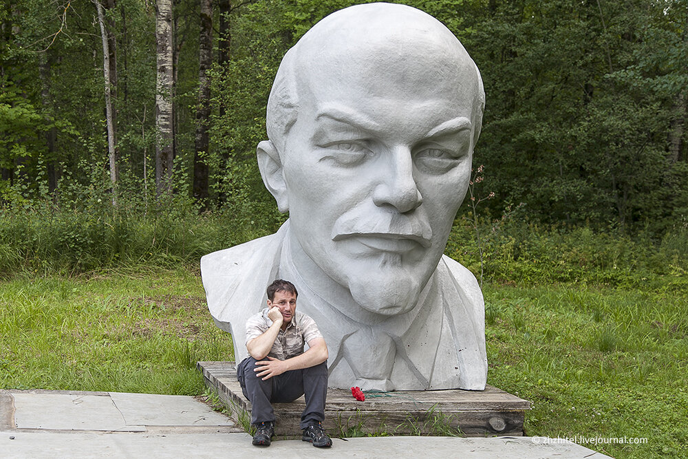 Ленин живет в шалаше. Памятник Ленину шалаш. Ленин в разливе. Музей-шалаш Ленина бюст.