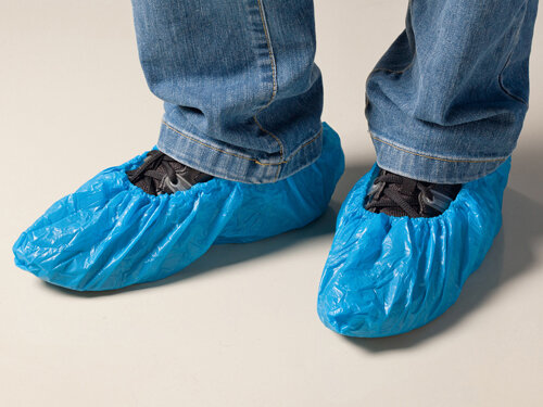 На фото бахилы толщиной пленки 80 микрон — отличный вариант для российской зимы!