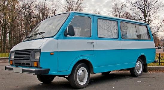 РАФ-22038 легко опознать по решётке радиатора и отсутствию поворотных форточек в дверях.