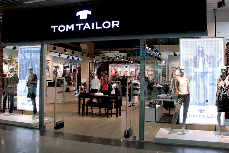Том тейлор адреса. Tom Tailor 10302. Том Тейлор магазин. Бренд одежды Tom Tailor. Teol Taylor.