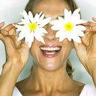 1. Очищение следует проводить только с помощью мягких щадящих средств, например: масла из авокадо, кунжута и ореха лесного.
