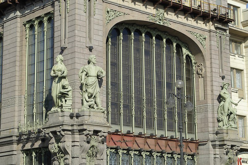 Скульптуры на фасаде Магазина купцов Елисеевых