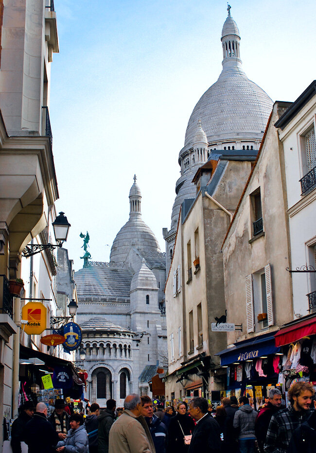 Базили́ка Сакре́-Кёр на фоне улочек в районе Монмартр. Фото из личного архива.