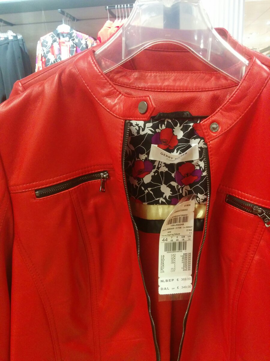 Цена от 349 евро до 369 евро в зависимости от размера. Женская кожаная куртка. Фото сделано в сентябре 2018 года