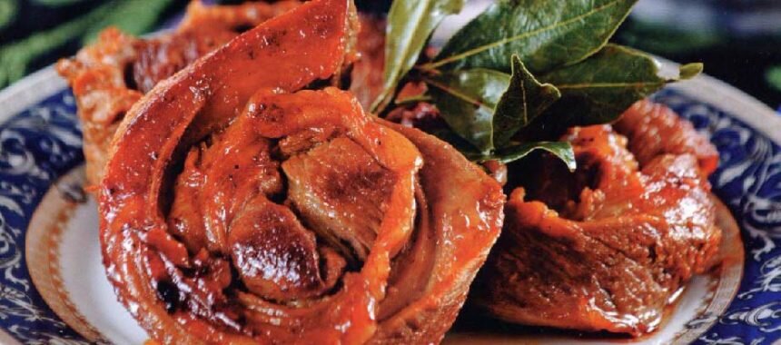 1 кг бараньей корейки, соль, молотый чёрный nерец, 2-3 ст.ложки 6%-ного уксуса, 3-4 лавровых листа. 