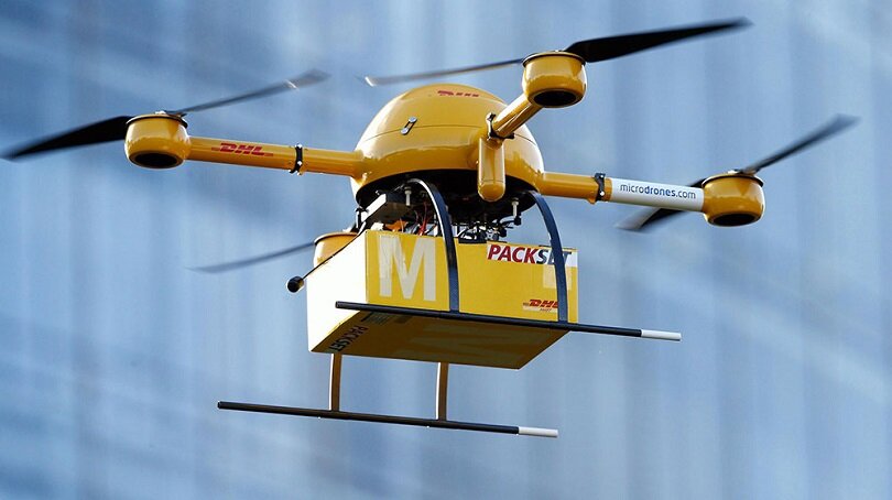 Бизнес-идея по организации службы доставки с помощью дронов является достаточно новой. Однако уже существуют успешные примеры такого бизнеса. Например, американская компания Amazon.com, занимающаяся продажей различных товаров через интернет, объявила о намерении доставлять покупки по средствам летающих дронов.