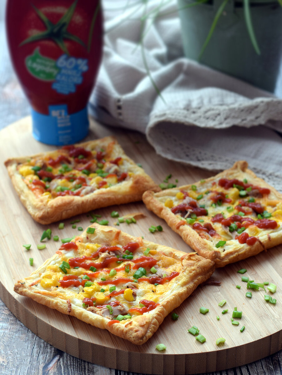 пицца на слоеном тесте в духовке рецепт с колбасой и помидорами сыром фото 113
