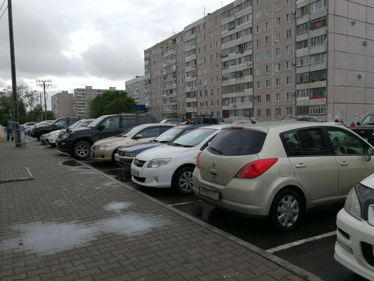 Парковка во дворах Москвы. Парковка в многоквартирном доме. Парковка фото. Индивидуальные парковочные места во дворах многоквартирных.