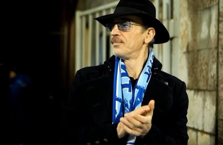 Cкриншот с видео YouTube-канала, Саша Кулебякин. Известный спорщик  - актер и певец Михаил Боярский