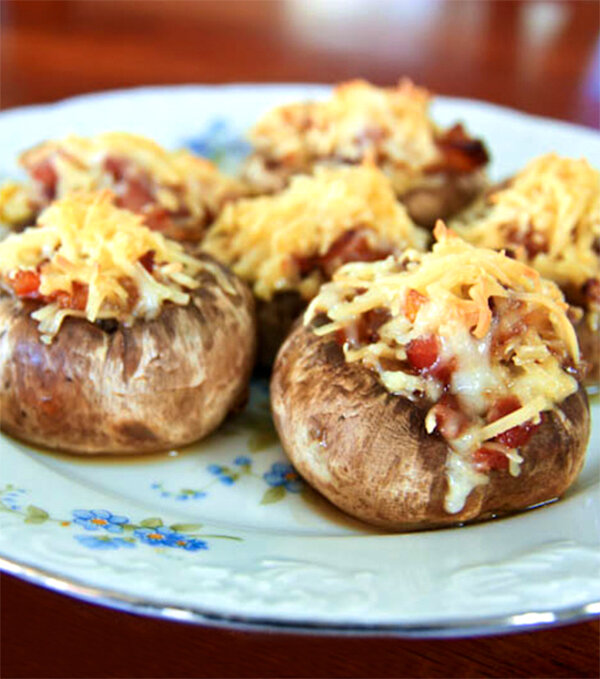 Шампиньоны в беконе в духовке. Шампиньоны в беконе в духовке с сыром. Шампиньоны с сыром и беконом. Шампиньоны в беконе на мангале. Шампиньоны запеченные в беконе.