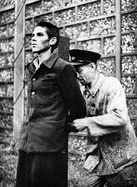 Француз, сотрудничавший с немцами, перед расстрелом, Франция, 1944 год.