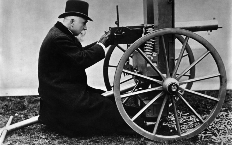 Хайрем Максим у своего пулемета