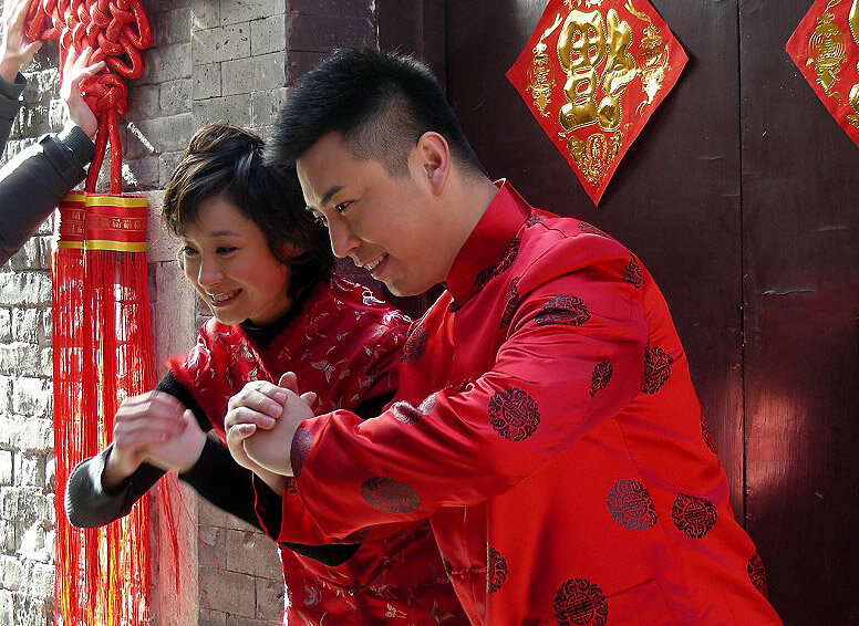 Видео показала китаянка. Традиционное китайское Приветствие. Китайцы здороваются. Жест приветствия в Китае. Китайское Приветствие поклон.
