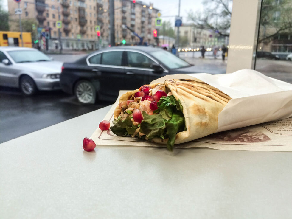 Что из себя представляет это священное блюдо ?
Шаурма́ (араб. شاورما, ивр. ‏שווארמה‏) — ближневосточное (левантийское) блюдо из питы или лаваша, начинённого приготовленным на гриле, а затем рубленным мясом (баранина, курятина, реже телятина, индюшатина) с добавлением специй, соусов и салата из свежих овощей. В немусульманских странах может встречаться и свинина.
