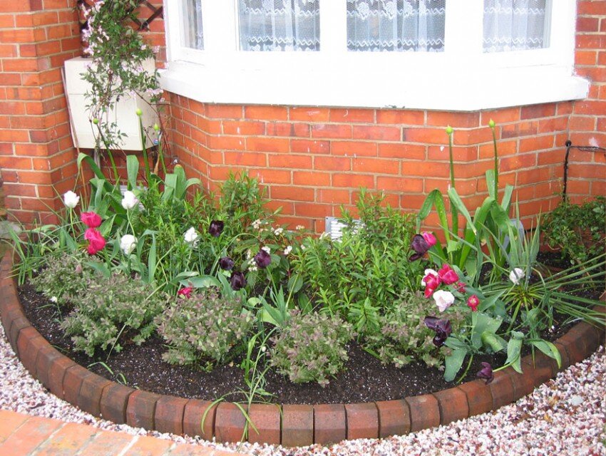 Клумба занимает 3 10 всего палисадника. Клумбы на даче. Палисадник каскад. Клумбы на даче. Палисадник энфилд.