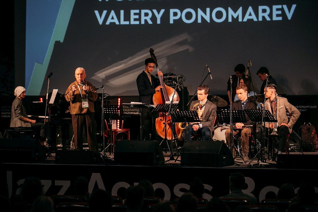 Легенда мирового джаза Валерий Пономарёв (экс-Art Blakey Jazz Messengers) ведёт мастер-класс по джазовому ансамблю (фото: пресс-служба форума)