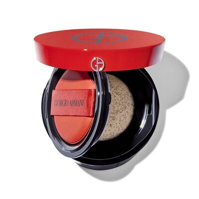 Тональный кушон My Armani To Go от Giorgio Armani содержит гиалуроновую кислоту и отбеливающие компоненты с жемчужным сиянием, блокирующим сероватый оттенок кожи, чтобы мгновенно преображать лицо © unique