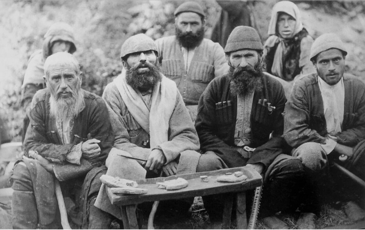 Сваны традиционых  кастюмах. 