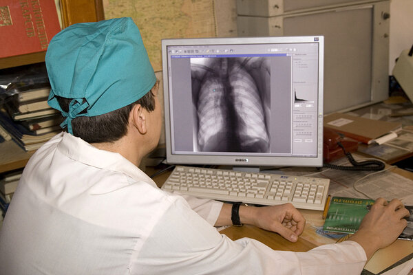 Женщина, больная открытой формой туберкулеза, отказывалась от лечения, чем подвергла опасность здоровье большого числа людей.