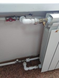 
Трубопроводы из полипропилена:
Получили широкое распространение в начале 21го века, в первое время применялись повсеместно и считались универсальным материалом для любых видов рабочей среды. В процессе многолетней эксплуатации сформировался перечень плюсов и минусов данного материала:
Достоинства:
— небольшая стоимость приобретения и монтажа трубопроводов;
— доступность материалов, огромный ассортимент номенклатуры запорной арматуры, муфт, переходников и т.д.;
— при наличии желания, монтаж трубопроводов может освоить любой желающий за пару минут;
— отсутствие коррозии.
Недостатки:
— низкое сопротивление температурному и гидравлическому воздействию;
— огромное количество поддельного продукта на рынке;
— при соединении трубопроводов (запорной арматуры, переходов, тройников и т.д.) возможно заужение внутреннего диаметра трубопровода.