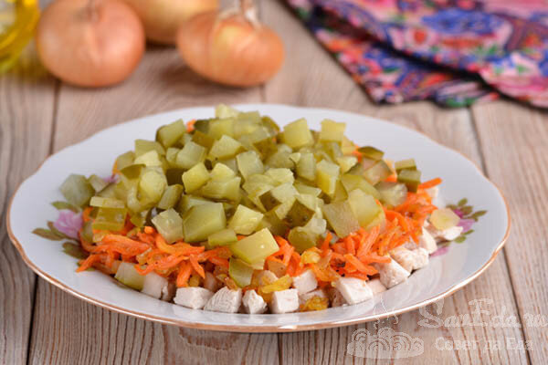 Салат с морковкой и солеными огурцами