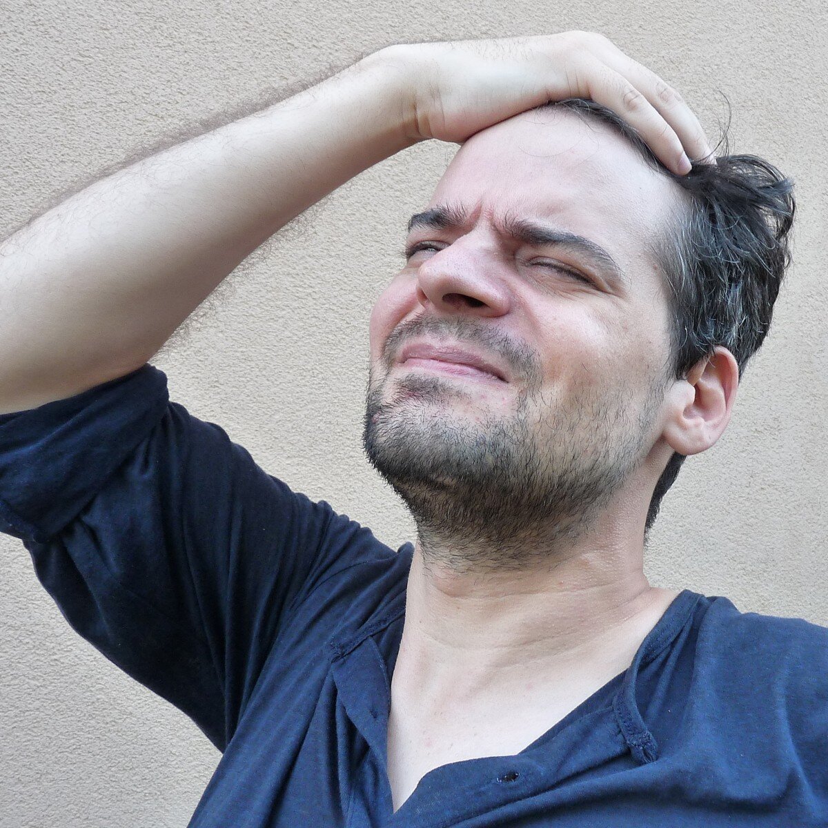 Ник нервис. Стресс борода. 46 Летний мужчина фото с головной сильной болью.