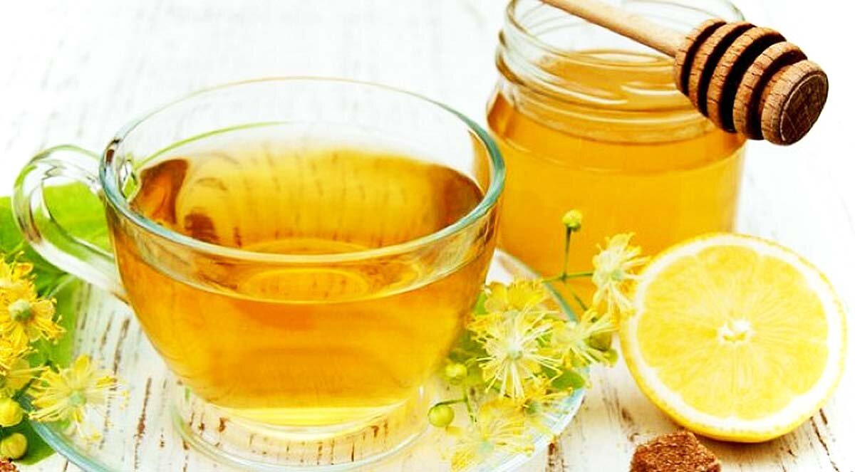Пейте чай с медом и лимоном. Чай с медом. Чай с лимоном и медом. Ложка для меда. Мед с чаем.