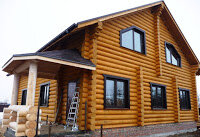 Деревянное домостроение – традиционный для Руси вид зодчества. Натуральное, экологичное, живое дерево – созданный самой природой строительный материал! Построить деревянный дом можно своими руками. Это проще и дешевле, нежели возводить каменные или кирпичные хоромы. А о благотворном влиянии уникальных свойств дерева на состояние человеческого организма, говорить не приходится.
Другие строительные материалы этим похвастаться не могут.
Древесина – живой материал, поэтому процесс изменения внутренней структуры вполне естествен. Время на усадку для каждого вида древесины свое, но в целом этот момент следует учитывать всегда при прокладке электропроводки.
Высокая степень пожароопасности. Действительно, дерево горит быстрее камня. Но сегодня существует масса составов, которые дают возможность предохранить стены от возгорания. Соблюдение несложных правил при пользовании печами, каминами, плитами помогут избежать пожара в доме. Этой же цели служит грамотно обустроенная электропроводка. Снаружи строение защитит правильно смонтированный молниеотвод (по-простому, громоотвод).
