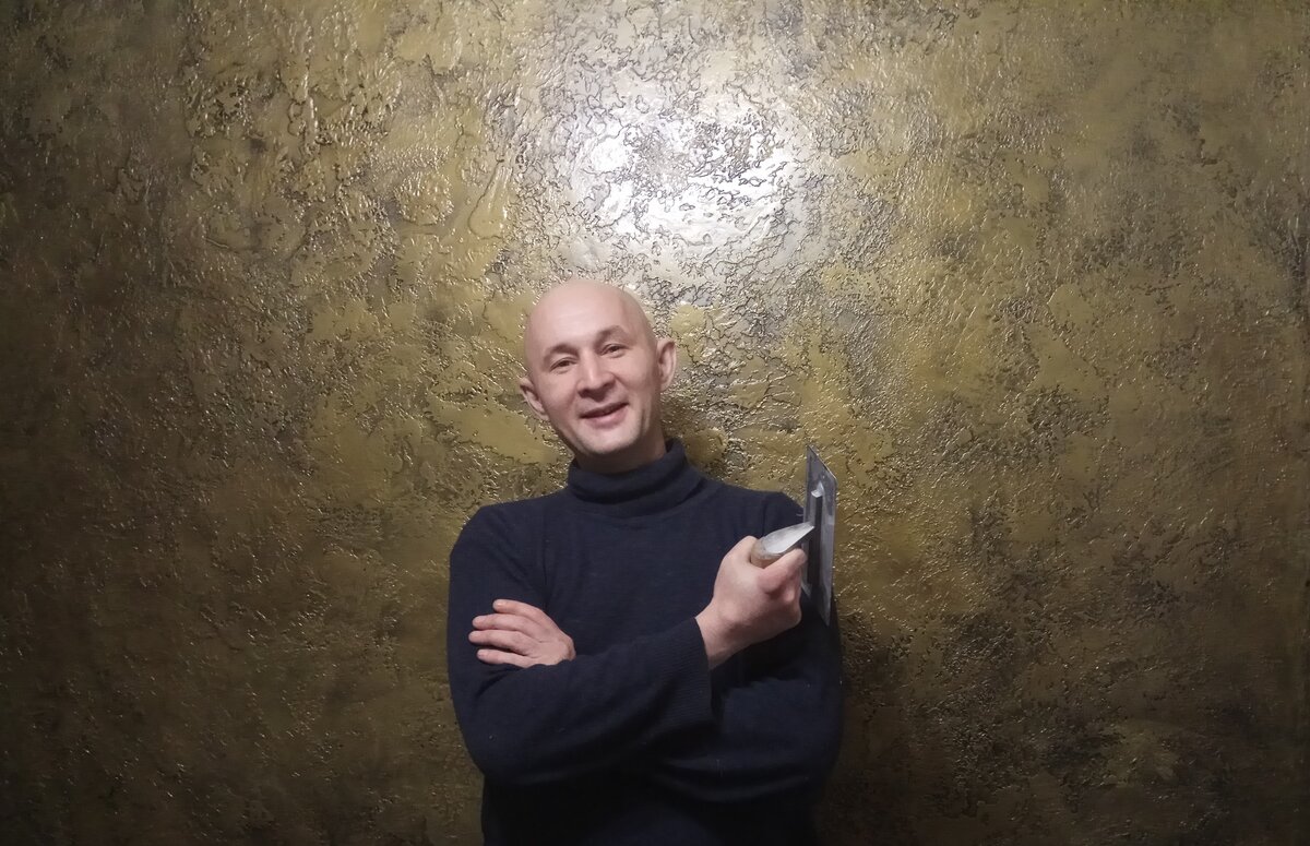 Автор этой публикации, "запиливший" одну из стен той самой штукатуркой на кухне