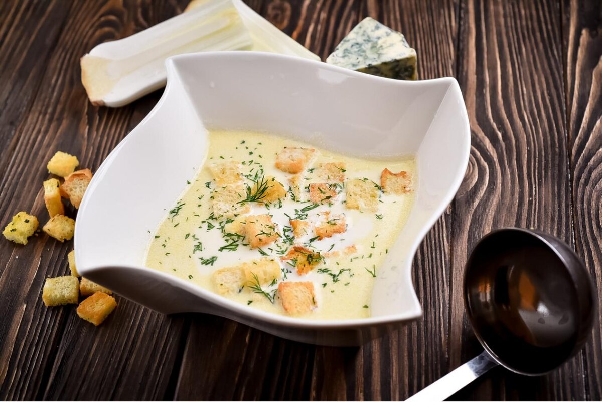 Кто сказал, что невозможно за час приготовить вкуснейший сырный суп? Предлагаю вам пошаговый рецепт классического французского сырного супа.     Для супа вам понадобятся: · Картофель 4 шт.
