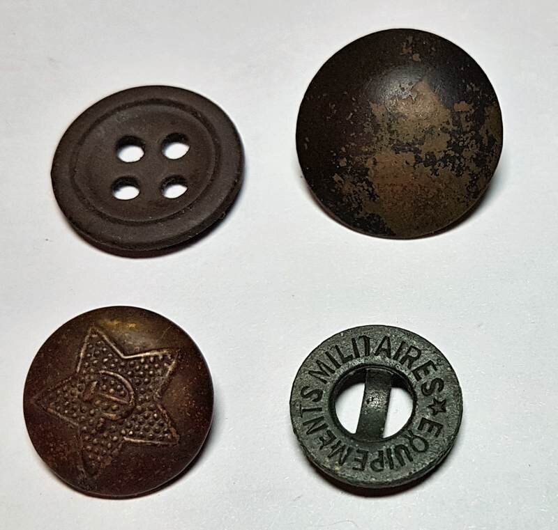 В полях всегда попадаются пуговицы, на жаргоне именуемые «пуга». На фото пуговицы времен гражданской войны с воинского обмундирования.