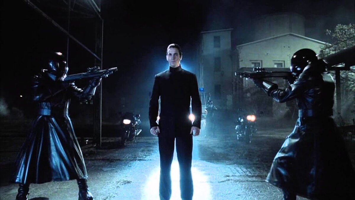 Фильм Эквилибриум - антиутопия, где люди были лишены всех чувств.