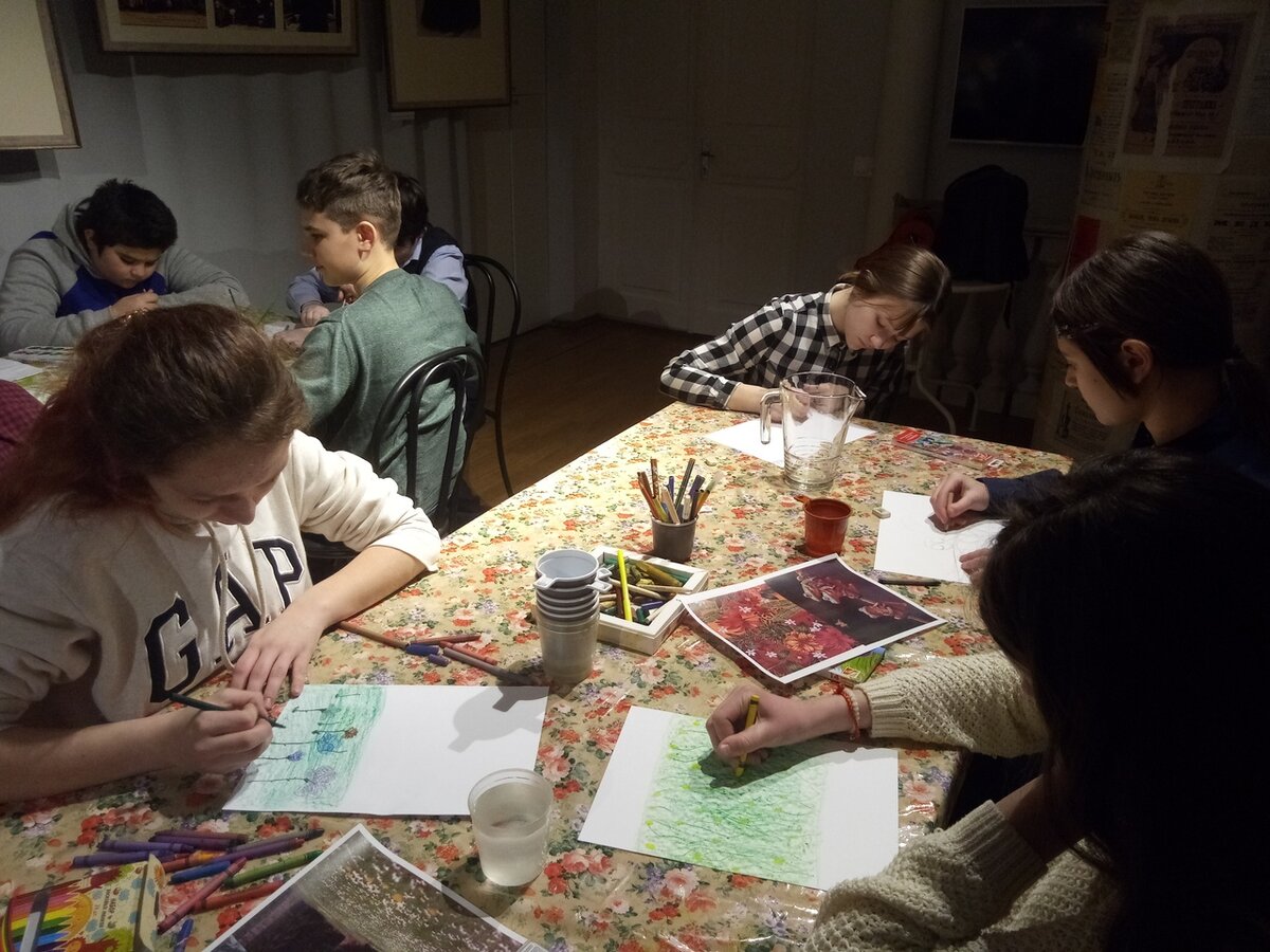 Целый час дети творили мелками и акварельными красками. Они использовали разные техники: и набрызг, и рисование по мокрому листу, и примакивание. Они также учились накладывать краску одну на другую (более темную на более светлую) и рисовать слоями. 