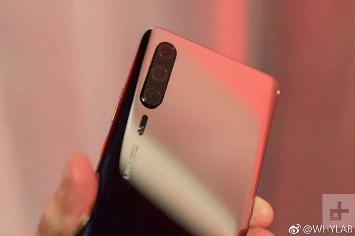 Компания Huawei начинает год представлением ярких и интересных устройств. Первым стал складной Mate X с процессором Kirin 980, работающим в паре с модемным чипсетом Balong 5G. Его производительность обещает быть первоклассной, наряду с возможностью подключения к сети 5G.
А 26 марта компания выпустит телефоны серии P30 для флагманского сегмента рынка. Предполагается, что у устройства будет три задних камеры, а версия Pro получит целых 4 камеры. И вот теперь, благодаря Digital Trends, мы имеем возможность посмотреть на реальные фотографии пробного образца Huawei P30 и оценить его дизайн. Рабочим кодовым названием смартфонов серии P20 было Ширли.
А мы можем посмотреть на версию устройства Vogue, которое считается внутренним кодовым названием для Р30. На то что это Р30 также намекает наличие 3х задних камер. Под ними располагается светодиодная вспышка, предположительно, оснащенная автофокусом. Сейчас мы видим надписи VOGUE и LINK, которые впоследствии, как предполагается, будут заменены на Huawei и Leica соответственно.

