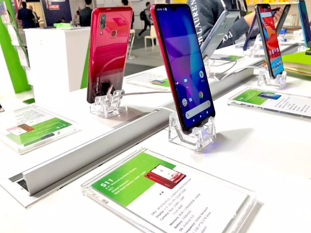 Компания Leagoo приняла участие в MWC 2019 и там продемонстрировала свои новые и самые лучшие изделия. Главными героями стали флагманские модели Leagoo S11 - с классической каплевидной выемкой и S12 - с перфорированным отверстием.
Модель S11 имеет экран с каплевидной выемкой на 6,3 дюйма с параметрами сторон 19:9, что обеспечивает очень приятный и визуально просторный вид дисплея. Работает смартфон на однокристальной системе Helio P22 с 4 ГБ RAM и 128ГБ для хранилища.
