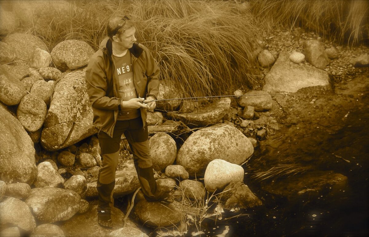 Давайте знакомится, это собственно я. На осенней рыбалке в куртке на мембране Windstopper. 100% защита от ветра. Подкладка -технологичный флис, не требует дополнительного утепления. 