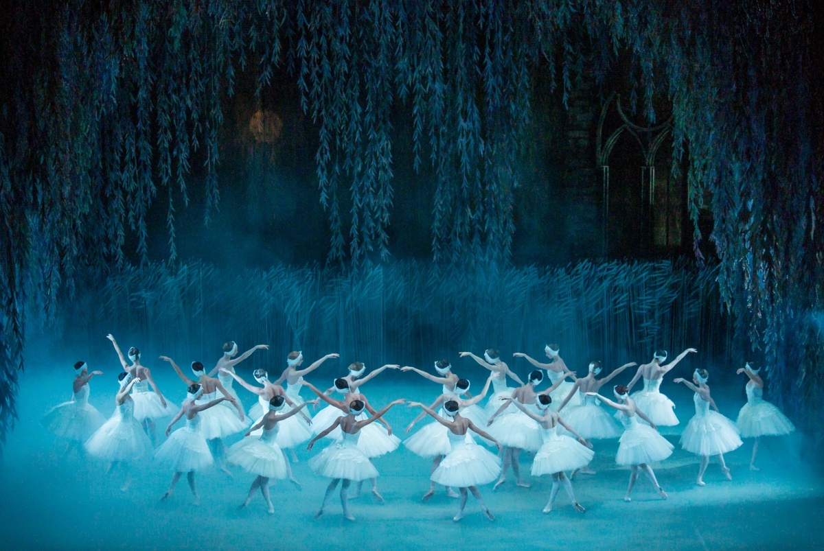 ...в Большом театре состоялась премьера балета П. И. Чайковского «Лебединое озеро».