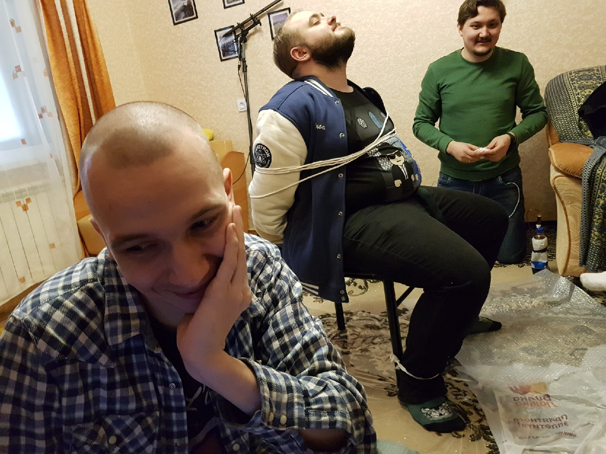 Кирилл - продюсер, Роман - актёр, Я - хлопушка