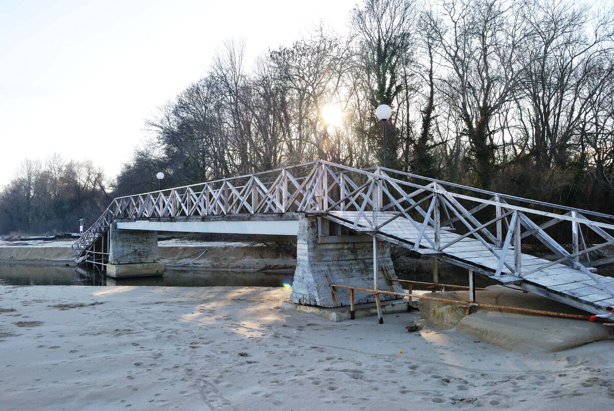 Вот за этим мостиком должен быть нудистский пляж. Но летом я видела там только людей в купальниках (а зимой, когда делалось это фото, там вообще было пусто)