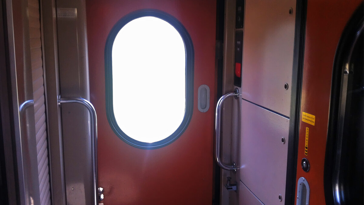 
Я давно грезил поездкой в Геш, и вот наконец момент настал. Купил билет на поезд Тюмень-Новокузнецк, и отправился в путь. Переночевав одну ночь в Новокузнецке в гостинице «Манго» рано утром следующего дня мы отправились на машине в Шерегеш.
Дорога заняла два с половиной часа, по пути мы несколько раз останавливались, чтобы сфоткаться с интересными объектами на дороге. Не каждый день увидишь вот такое название населенного пункта: