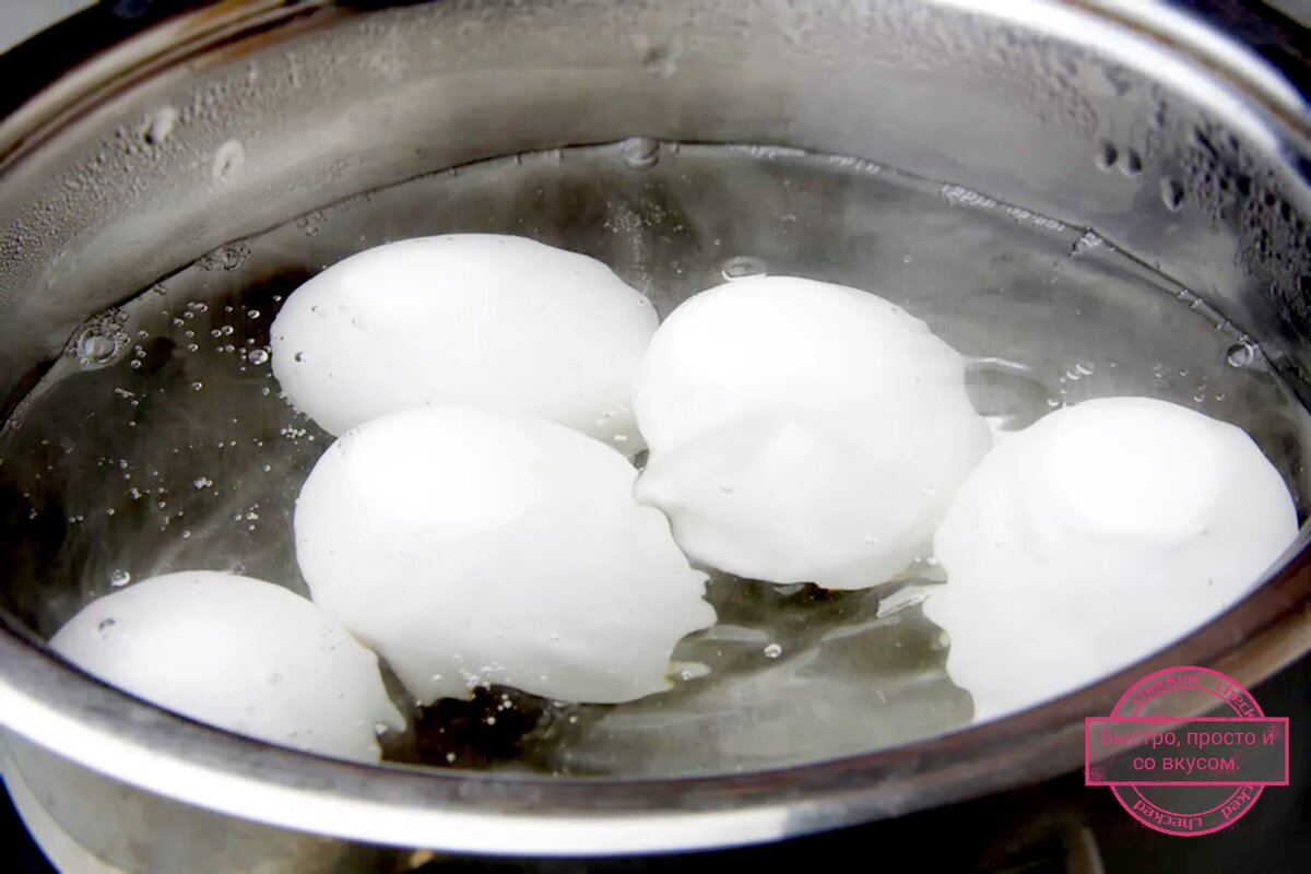 1. Поставьте воду на огонь, после закипания опустите пять яиц на пять-шесть минут. После охладите их, почистите и отложите. Пока они нам не понадобятся. 