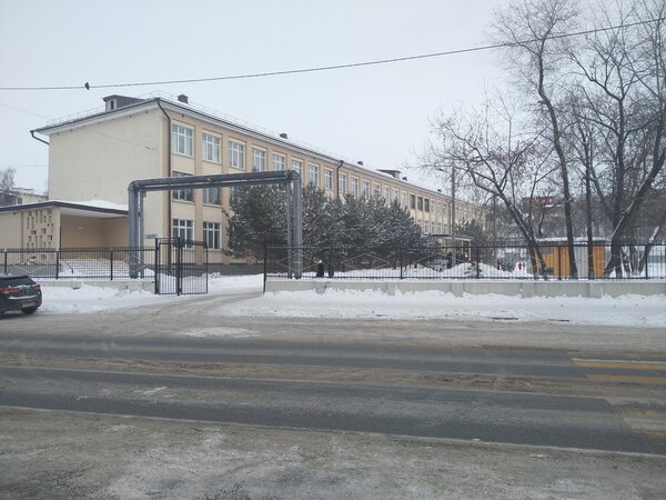 Родная школа. Иногда из окон мы наблюдали за суровыми пацанскими битвами