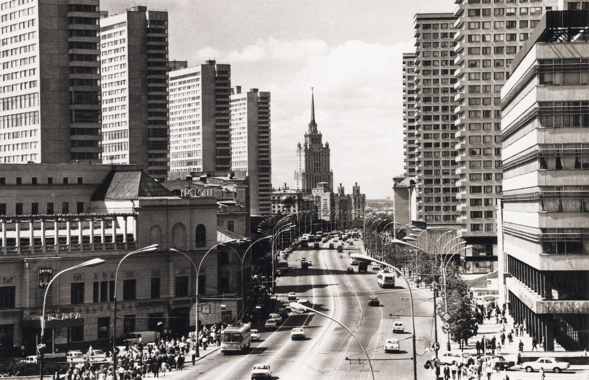 Калининский проспект, 1970-е: «По лекалам журнала «Силуэт» сконстролить за  выходные модный костюмчик» | Московские истории | Дзен