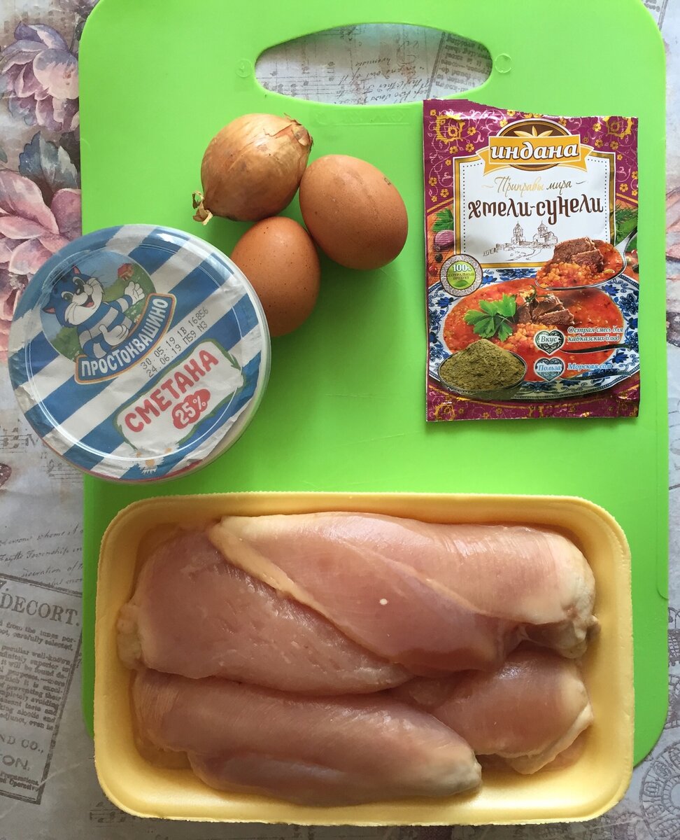 Еще понадобится немного муки и ломтик хлеба