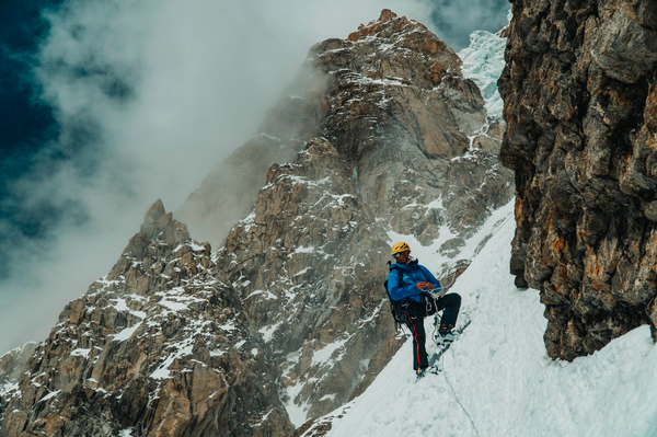 «8126 м. Ад закончился»: как русские альпинисты съехали на лыжах с горы-убийцы в Гималаях
