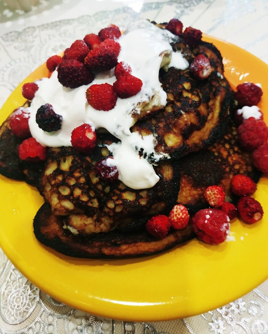 Не могу сказать, что я кулинар от бога - скорее от лукавого)) вот такие чернокожие банановые блинчики ем на завтрак.