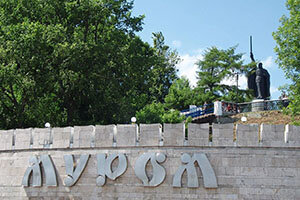 Город Муром воспет в преданиях и легендах, называется не иначе как славный и считается одним из самых древних городов в России. Он основан в 862 году. О нем упоминается в «Повести временных лет». Из этих мест родом славный богатырь Илья Муромец, оплот супружеской верности Святые князья Петр и Феврония, создатель телевидение В. Зворыкин. Славится Муром своими калачами особой формы, увековеченными на гербе по указу Екатерины Второй. Муром возвышается на холмах, разделенных оврагами на левобережье Оки. К нему плотно приближаются густые леса. От Москвы удален почти на 315 км. Климат типичный для Центральной России: со снежной зимой, слякотным межсезоньем и теплым летом. Для путешествий наиболее благоприятно время от начала мая до глубокой осени, когда расцветают сады и город утопает в зелени, сквозь которую возвышаются маковки церквей, играющие золотом в солнечных лучах. 