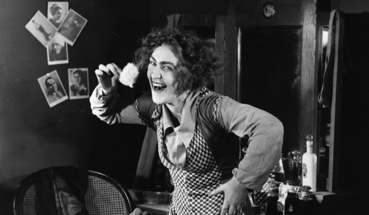 Кадр из фильма "Моя бабушка" (СССР, 1929 год), реж. Котэ Микаберидзе. 